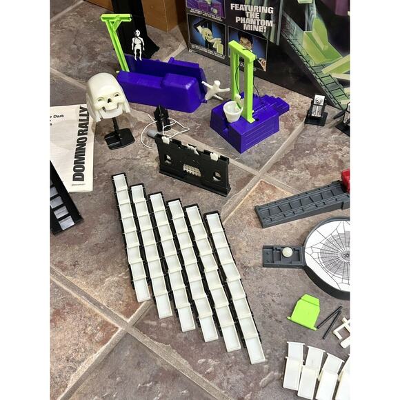 VINTAGE Domino Rally Glow in the Dark Ghost Ride Near Complete Pressman 1991 - Picture 4 of 10